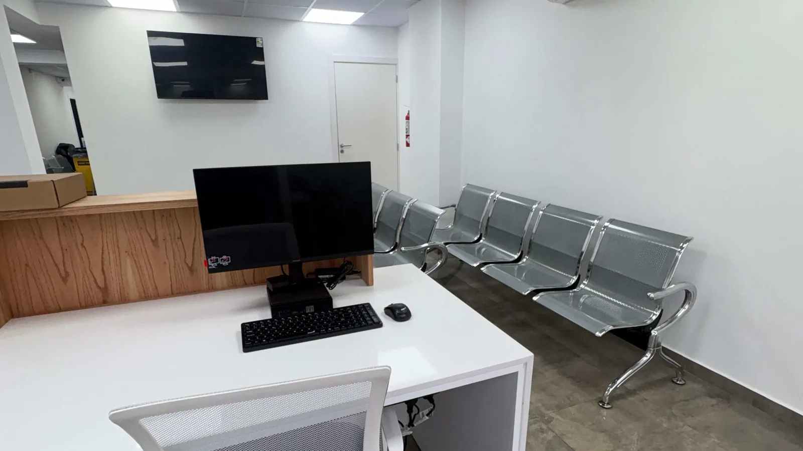 Sala de espera y puesto de atención del centro