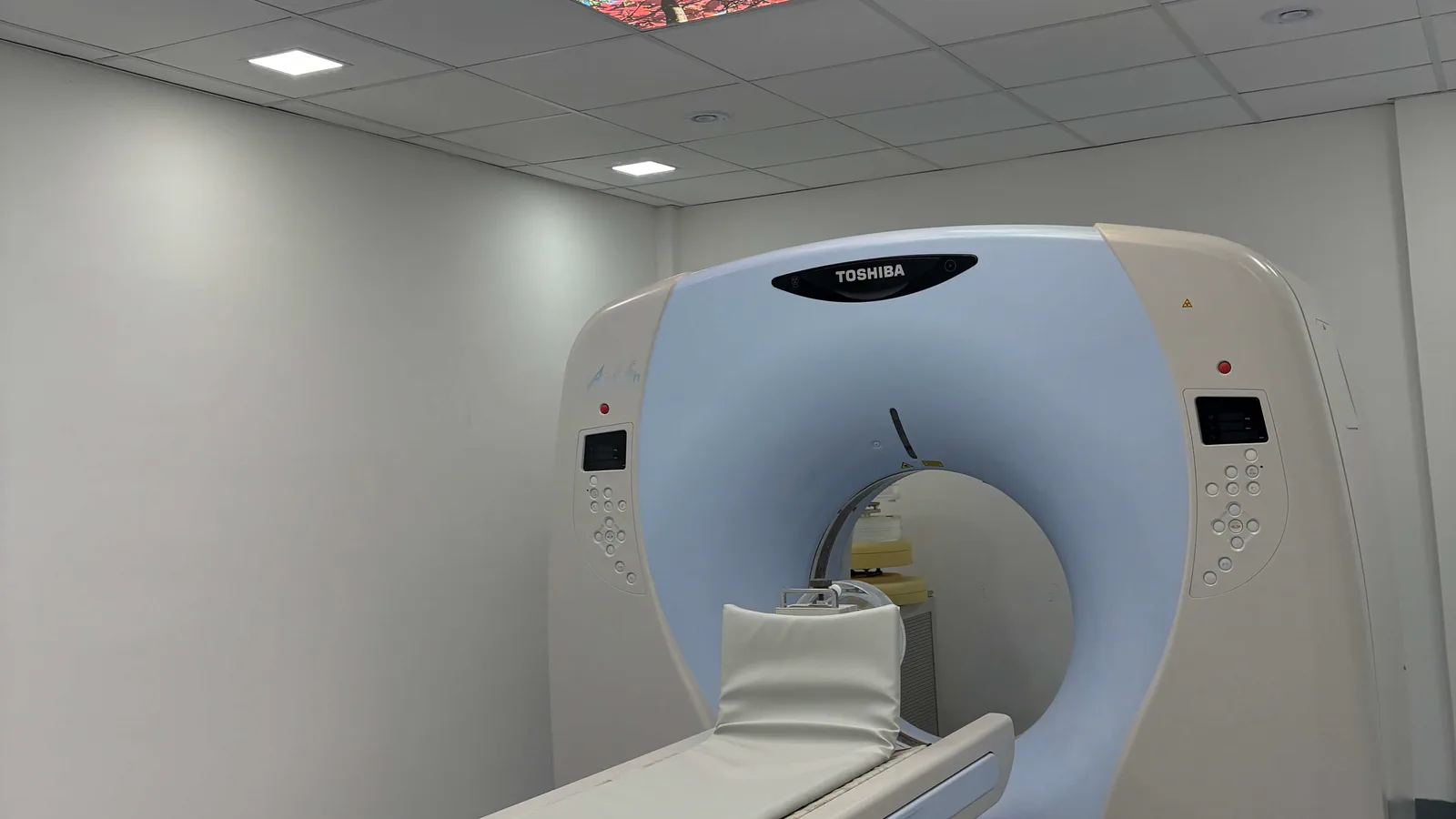 Sala de tomografía y equipamiento del centro